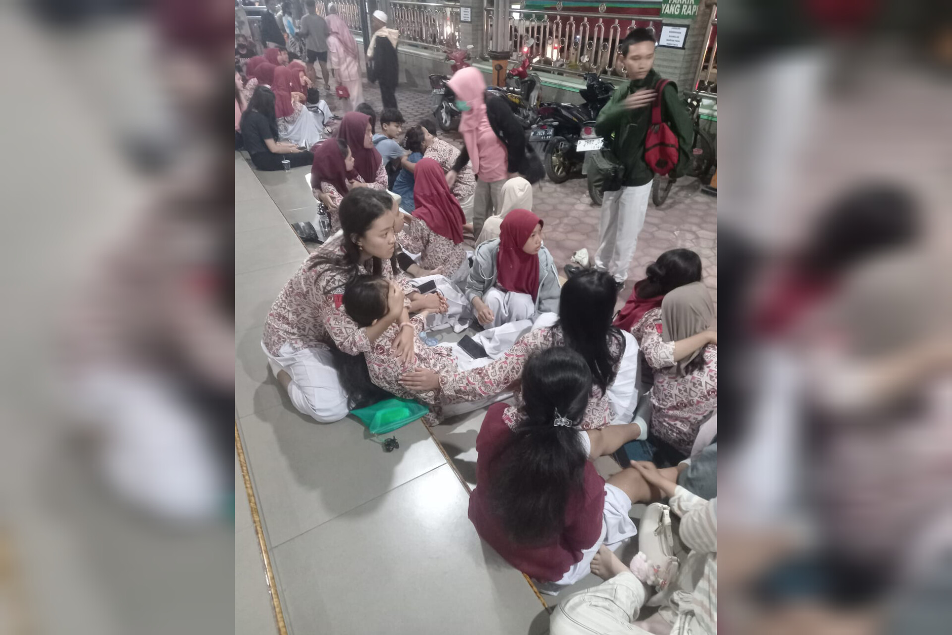Rombongan siswa SMAN 1 Karangjati selamat dari kecelakaan bus yang mereka tumpangi saat mengikuti study tour ke ITS, Selasa (15/4). FOTO: ISTIMEWA