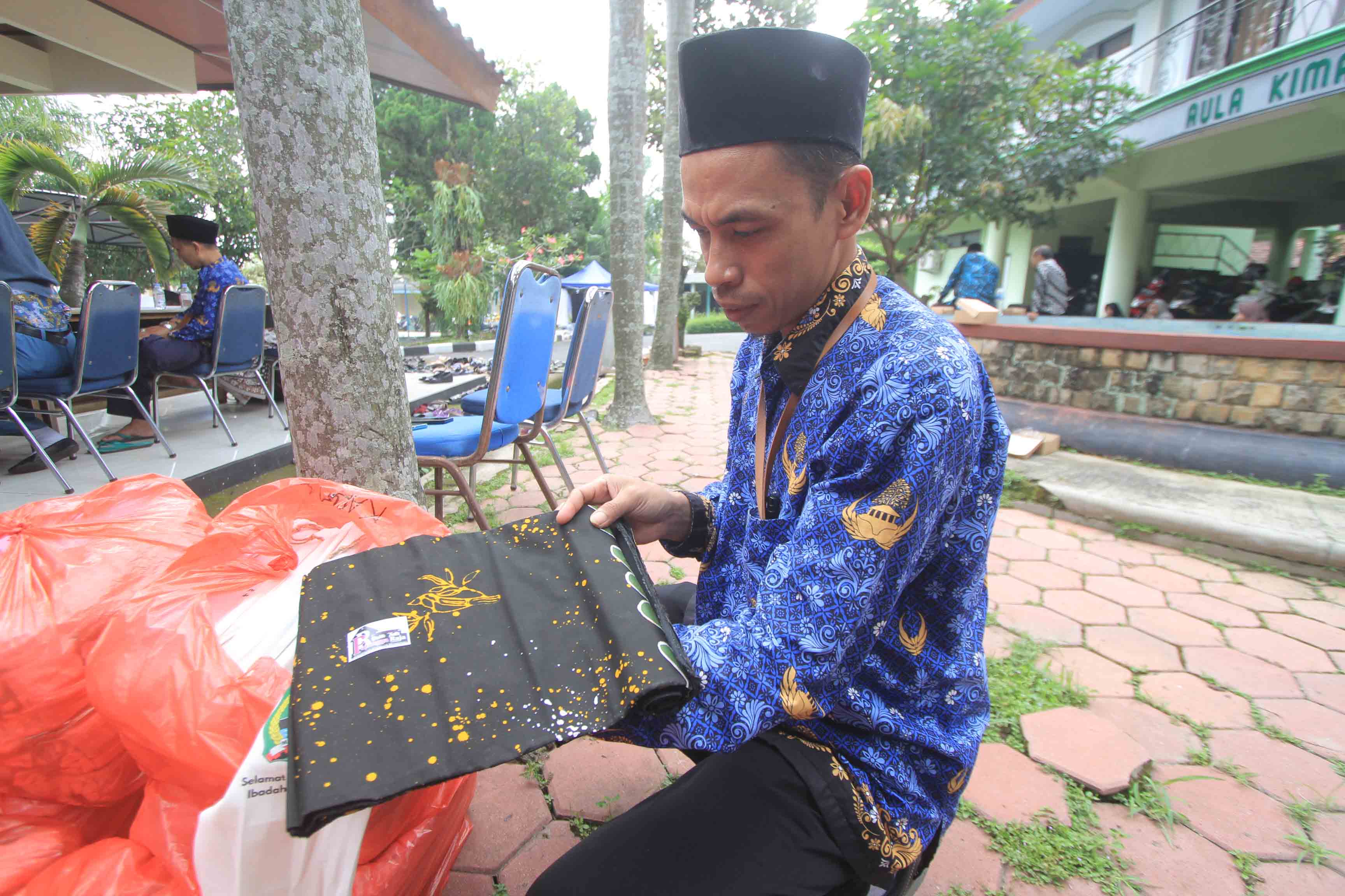 Pakaian batik yang dikenakan CJH dari Magetan diproduksi oleh sembilan UMKM dengan pembiayaan bersumber dari APBD. FOTO:&nbsp;AJI PUTRA/JAWA POS RADAR MADIUN