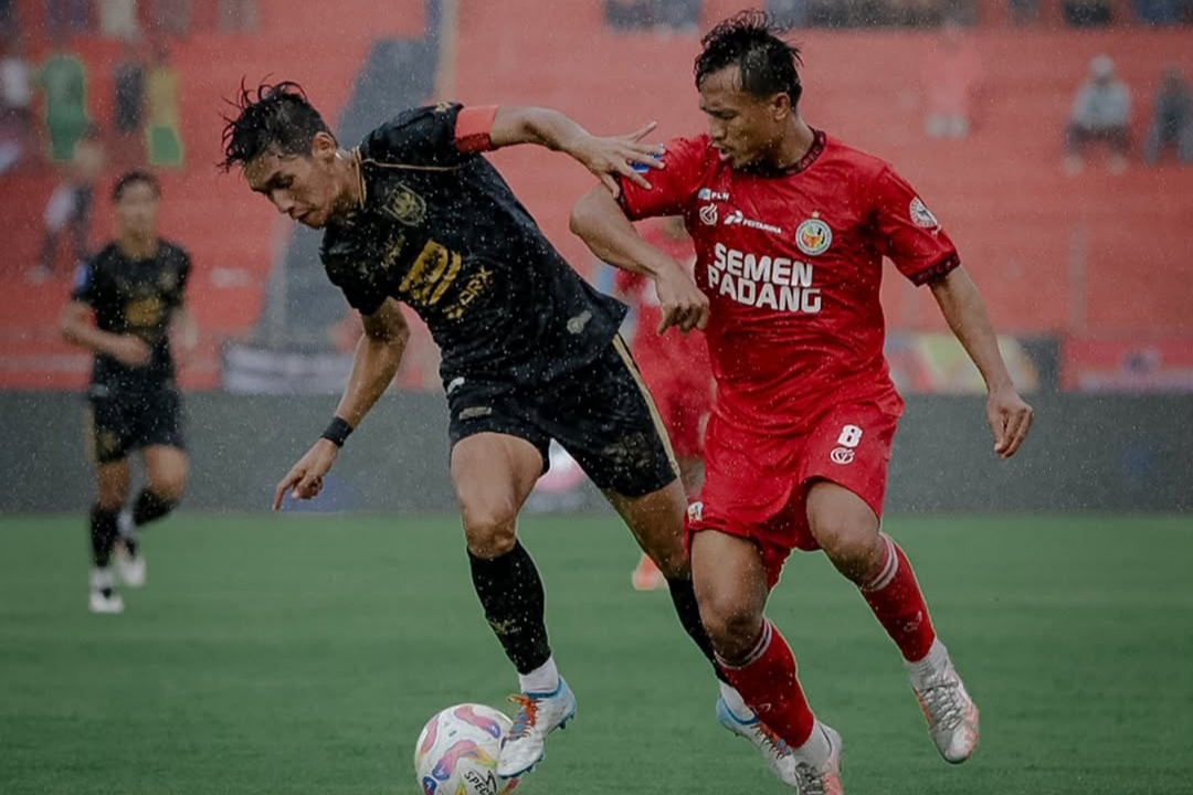 Laga PSIS Semarang vs Semen Padang dalam lanjutan Liga 1.