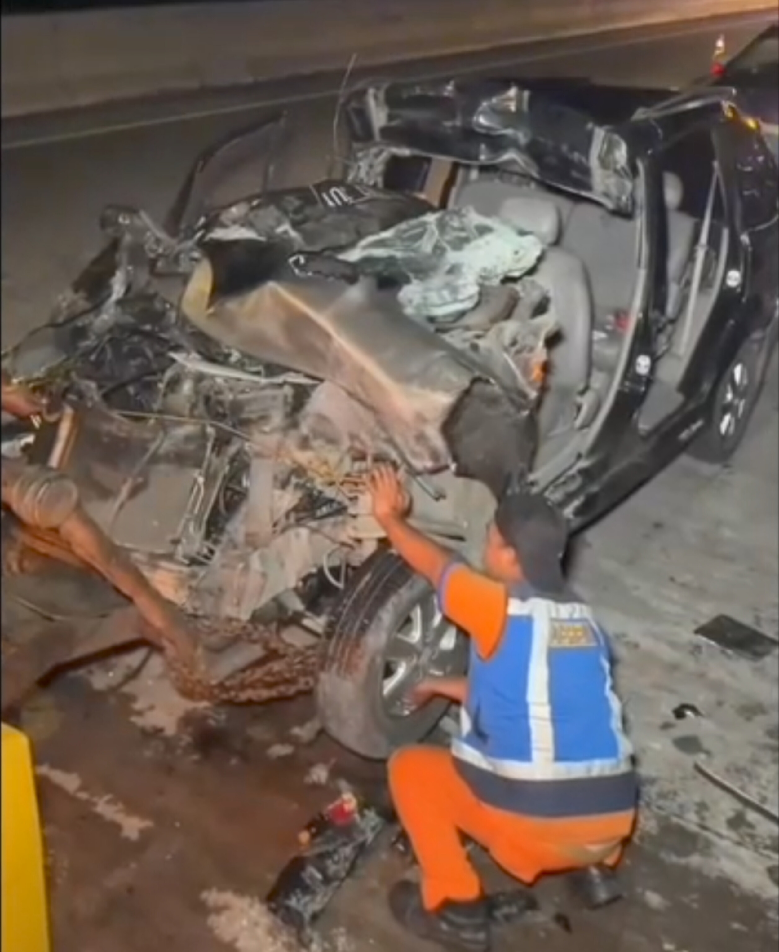 Petugas tol mengevakuasi mobil Toyota Avanza yang ringsek karena menabrak truk di Tol Ngawi km 584.