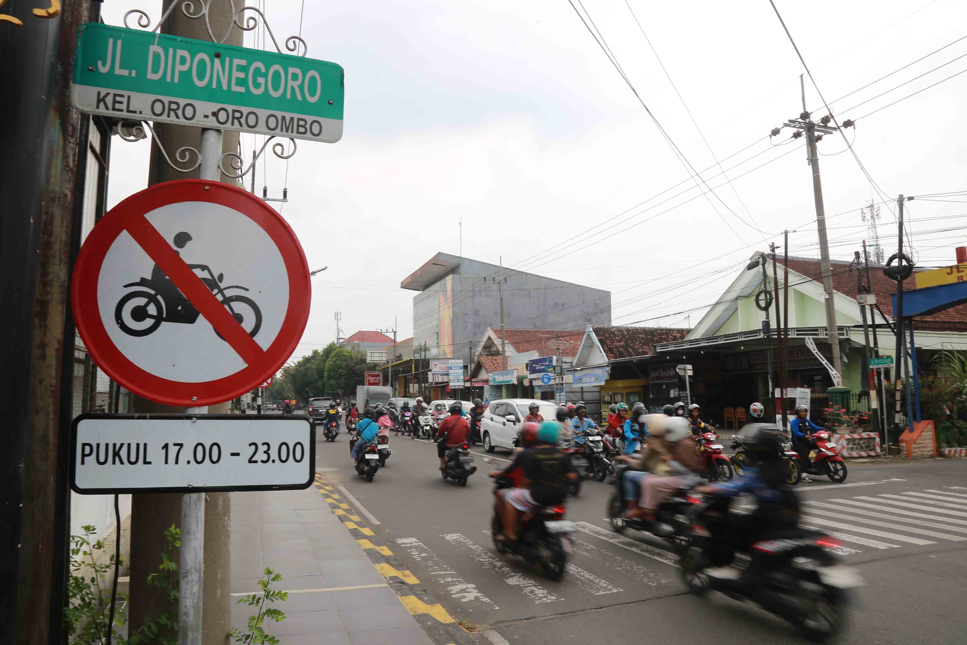 Aturan satu arah di Jalan Diponegoro berubah per kemarin. FOTO:&nbsp;BAGAS BIMANTARA/JAWA POS RADAR MADIUN
