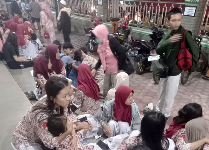 STUDY BUDAYA: Sejumlah siswa SMAN 01 Karangjati setelah bus yang ditumpangi mengalami kecelakaan di Situbondo, pada Selasa 15 April 2025.