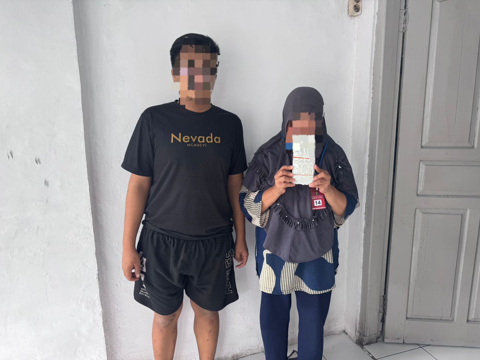 Dua pengunjung Lapas Kelas I Madiun tepergok menyelundupkan HP di dalam celana dalam. FOTO: ISTIMEWA