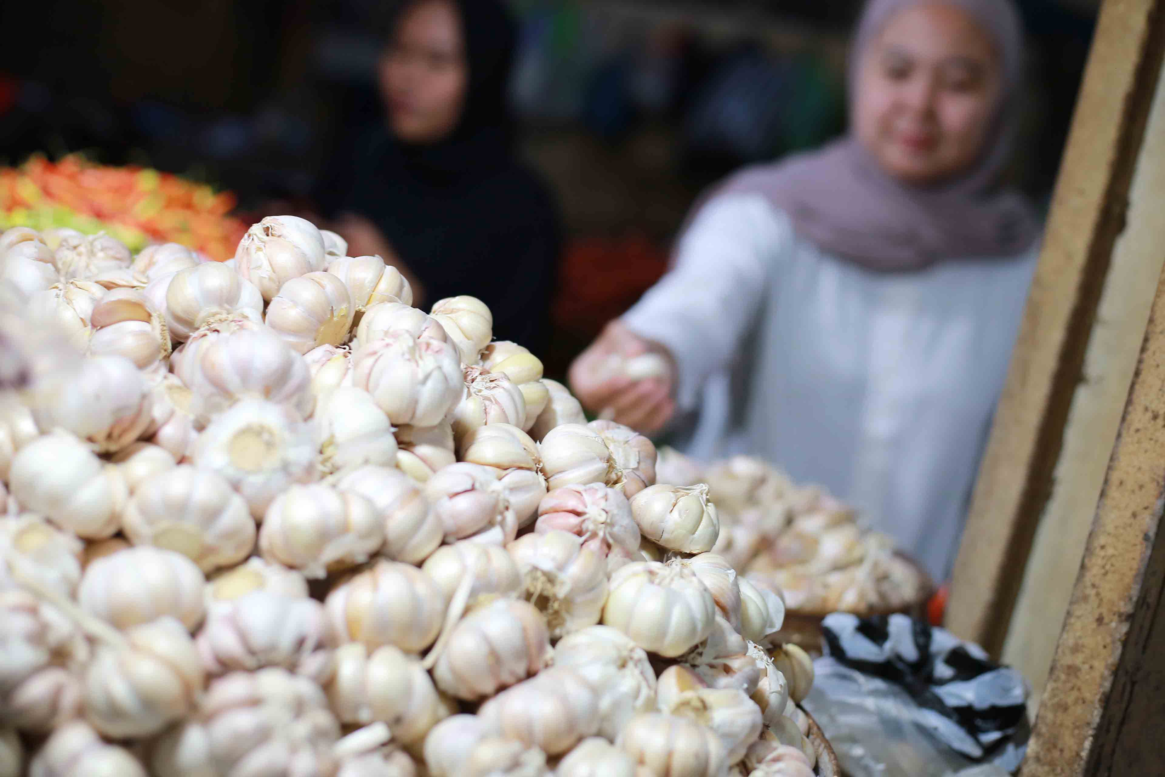 STOK MELIMPAH: Produk impor seperti kedelai dan bawang putih banyak beredar di Pasar Besar Madiun.