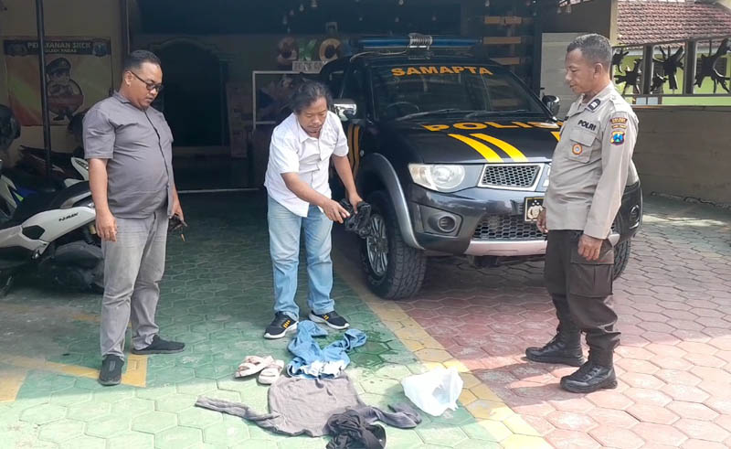 BARANG BUKTI: Sejumlah polisi mengamankan pakaian korban pelecehan seksual anak di bawah umur.