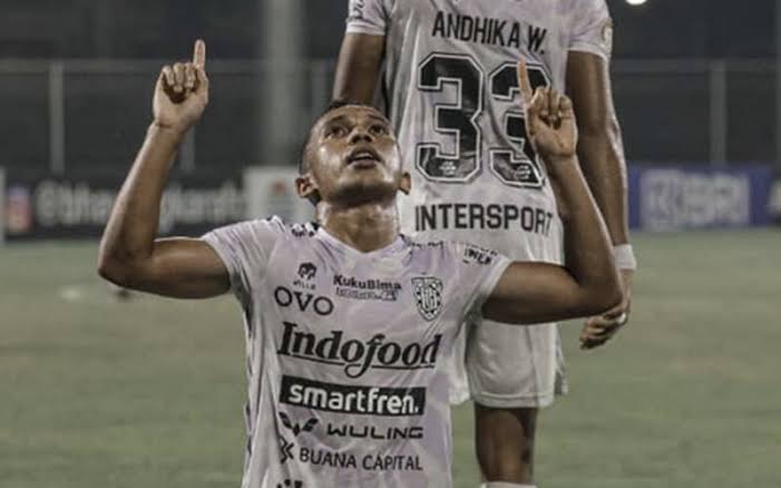 BIG MATCH BRI LIGA 1: Irfan Jaya membawa Bali United unggul atas Persib Bandung di babak pertama lanjutan Liga 1 musim lalu.