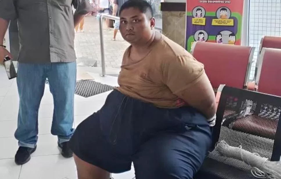 Seorang pria di Pariaman menabrak ayah angkatnya hingga tewas. Videonya viral di media sosial.