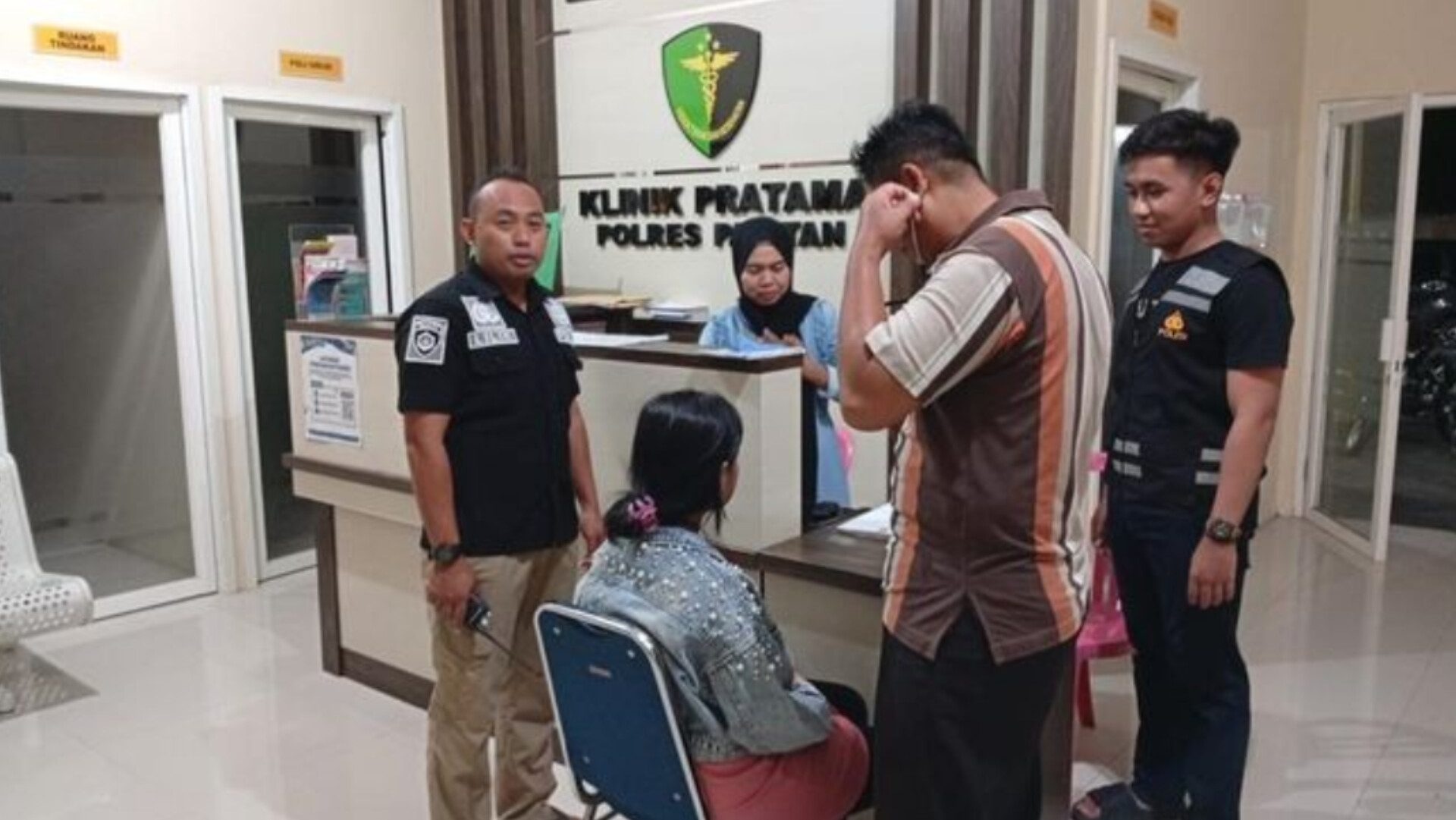 Korban saat menjalani proses pemeriksaan kesehatan oleh Unit Dokkes Polres Pacitan pada Maret lalu. FOTO: ISTIMEWA