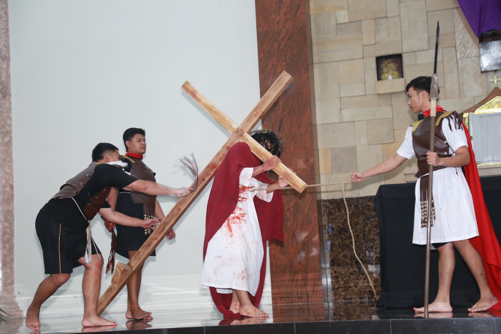 Rangkaian 14 peristiwa jalan salib Kristus dibawakan secara teatrikal oleh Orang Muda Katolik di Gereja Mater Dei, kemarin (18/4). FOTO: BAGAS BIMANTARA/RADAR MADIUN