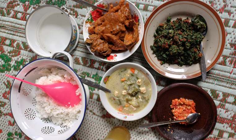 Ayam Sambel Bu Endang disajikan dengan urap sayur segar dan lodeh.