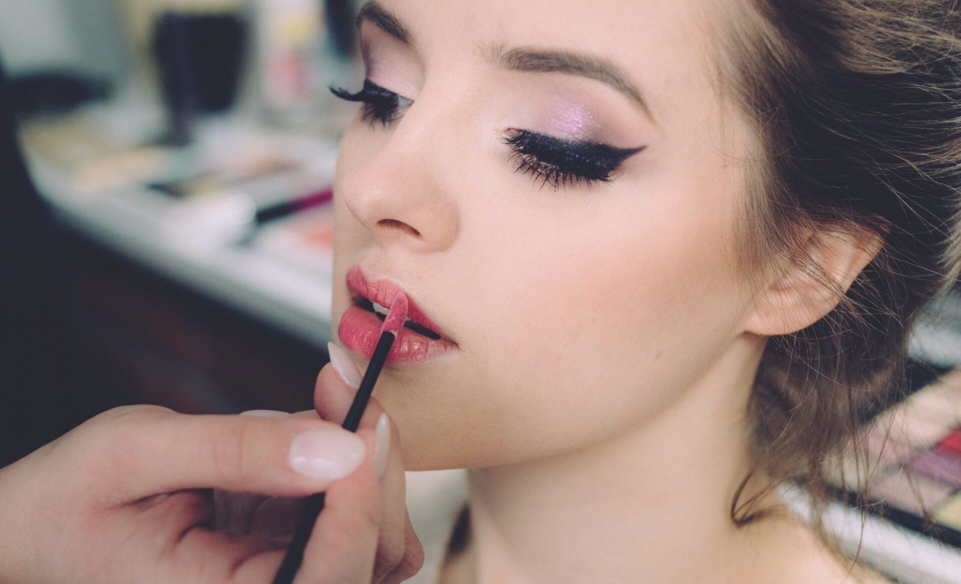 Rekomendasi lipstik matte untuk riasan pengantin MUA pemula.