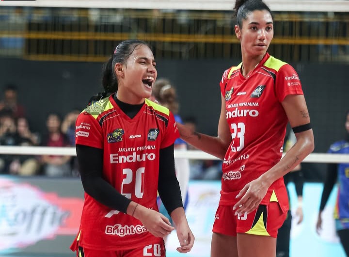 Megawati Hangestri cs kedodoran hadapi serangan Jordan Thompson saat Gresik Petrokimia vs JPE di pertandingan final four Proliga 2025 seri Solo.