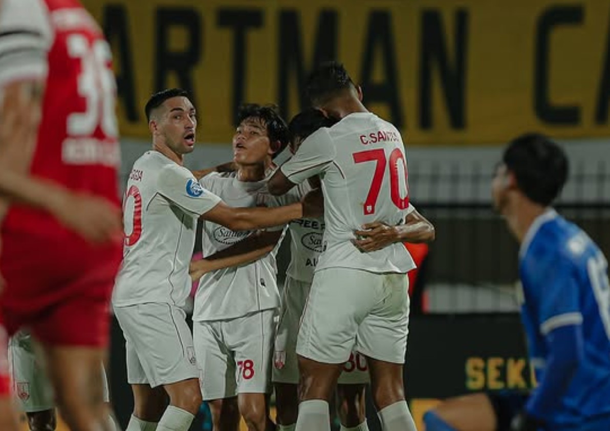 Para pemain Persis Solo melakukan selebrasi usai mencetak gol.