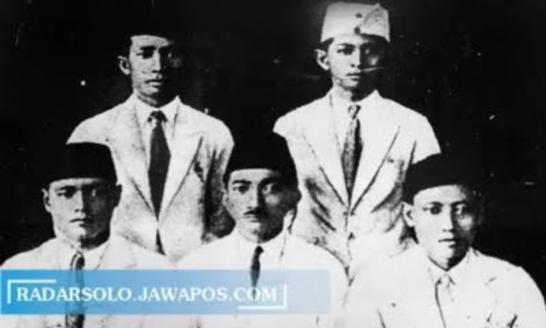 Para pengurus PSSI periode pertama. IR Soeratin (duduk tengah) ditunjuk jadi ketua umum PSSI yang pertama.