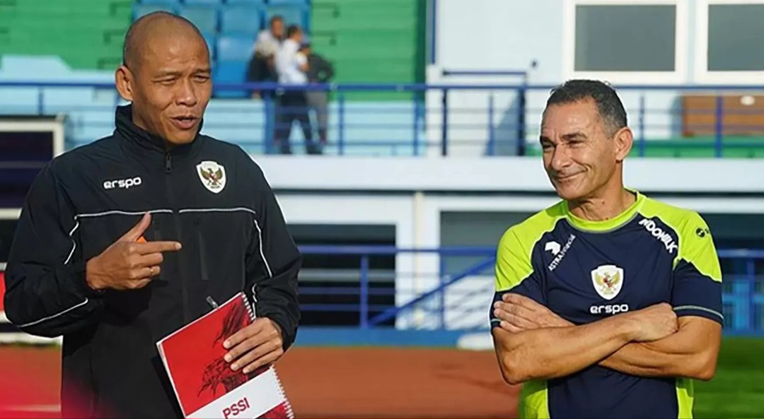 Coach Nova Arianto sedang berdiskusi dengan Gerald Vanenburg, pelatih anyar timnas U-23.