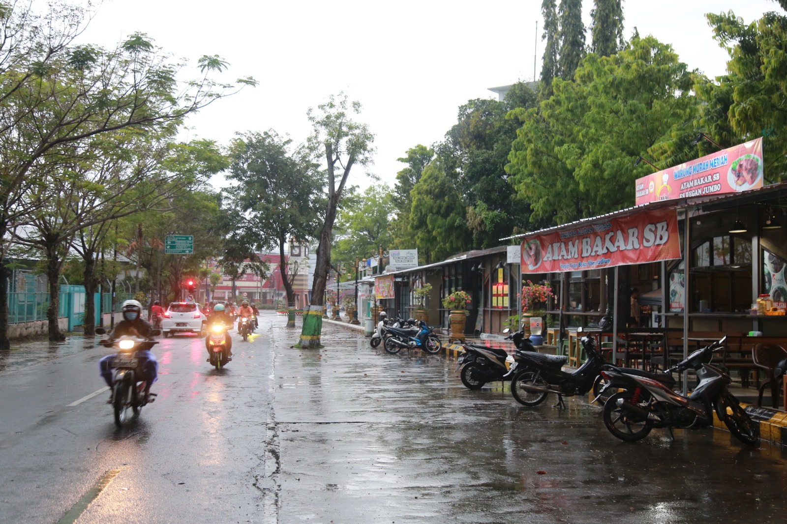 Kondisi terkini sentra kuliner di Jalan Rimba Darma. Disdag sebut kawasan tersebut cuma ramai saat akhir pekan. FOTO: BAGAS BIMANTARA/RADAR MADIUN