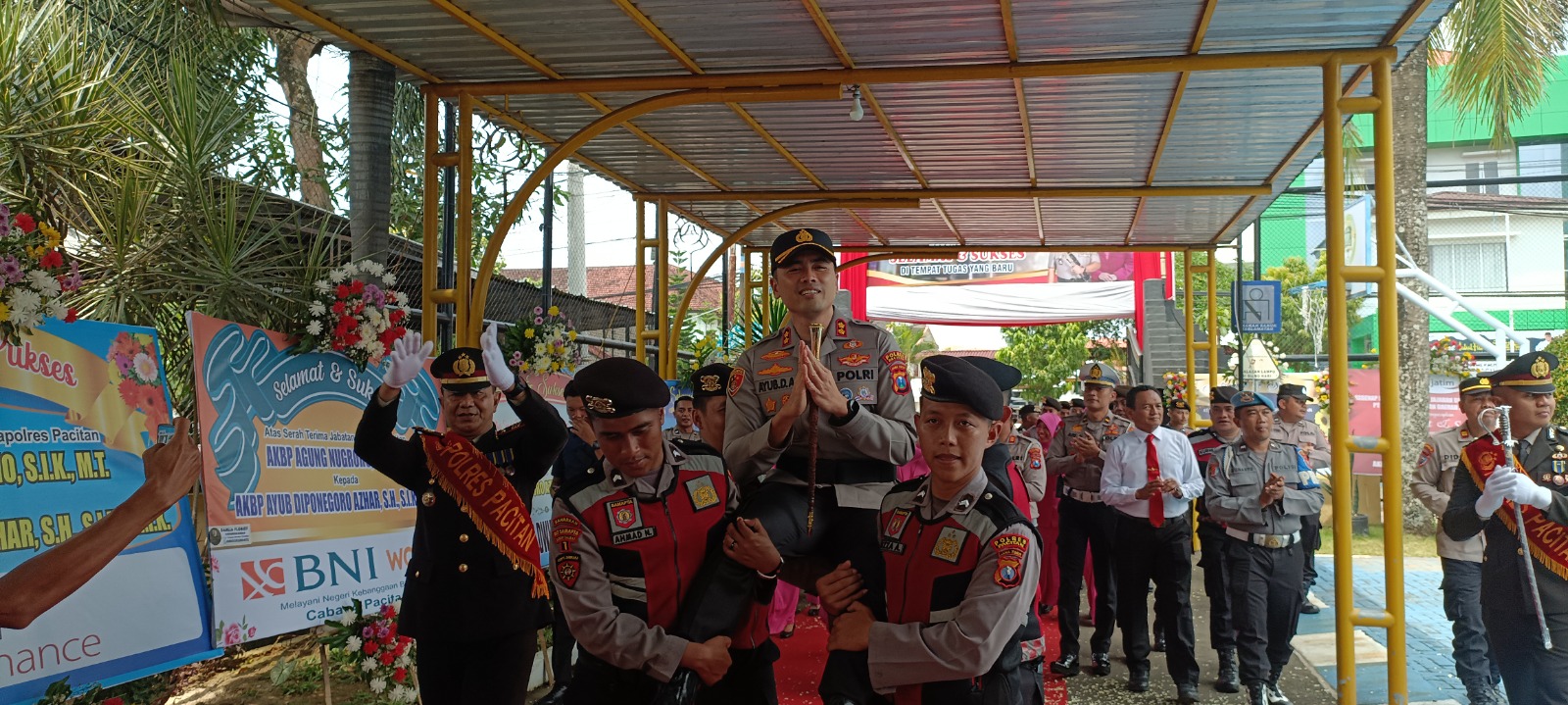 AKBP Ayub Diponegoro Azhar dipanggul para anggotanya dalam prosesi pedang pora setelah menggantikan AKBP Agung Nugroho sebagai Kapolres Pacitan. FOTO: NUR CAHYONO/RADAR PACITAN