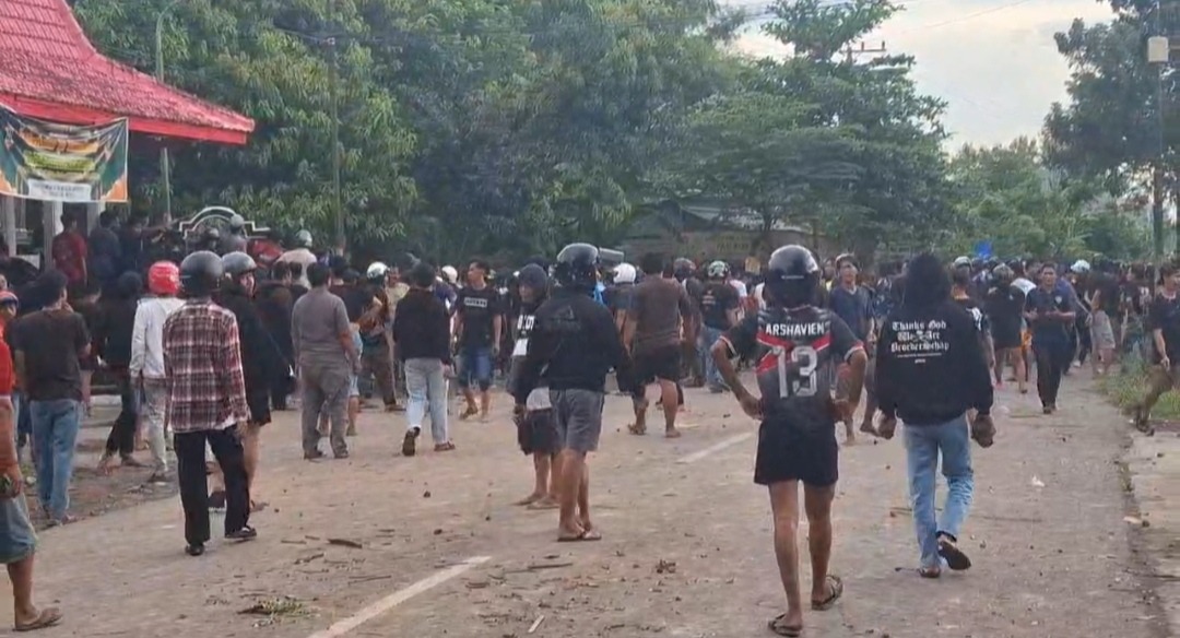 Dua kelompok perguruan pencak silat terlibat bentrok dan saling lempar batu di Madigondo, Magetan, Minggu sore (20/4). FOTO: TANGKAPAN LAYAR