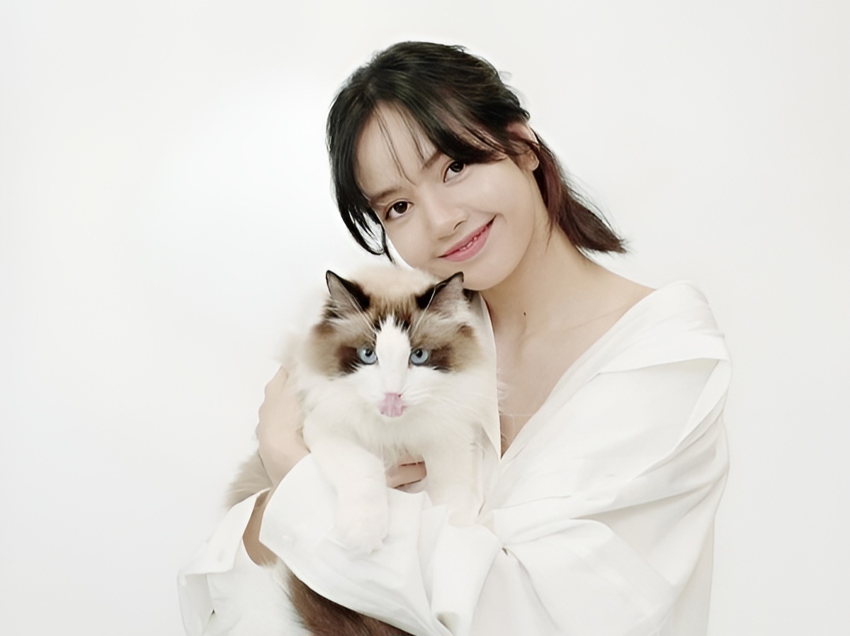 Lisa Blackpink dan salah satu kucing koleksinya.