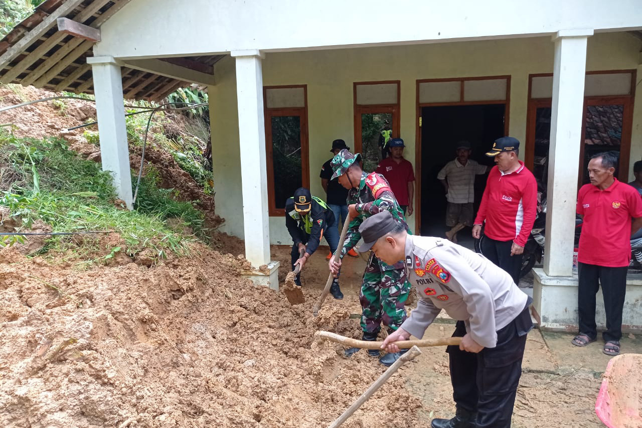 RUSAK: Material longsor menerjang dua rumah warga di Desa Mujing, Kecamatan Nawangan, Sabtu 19 April 2025.