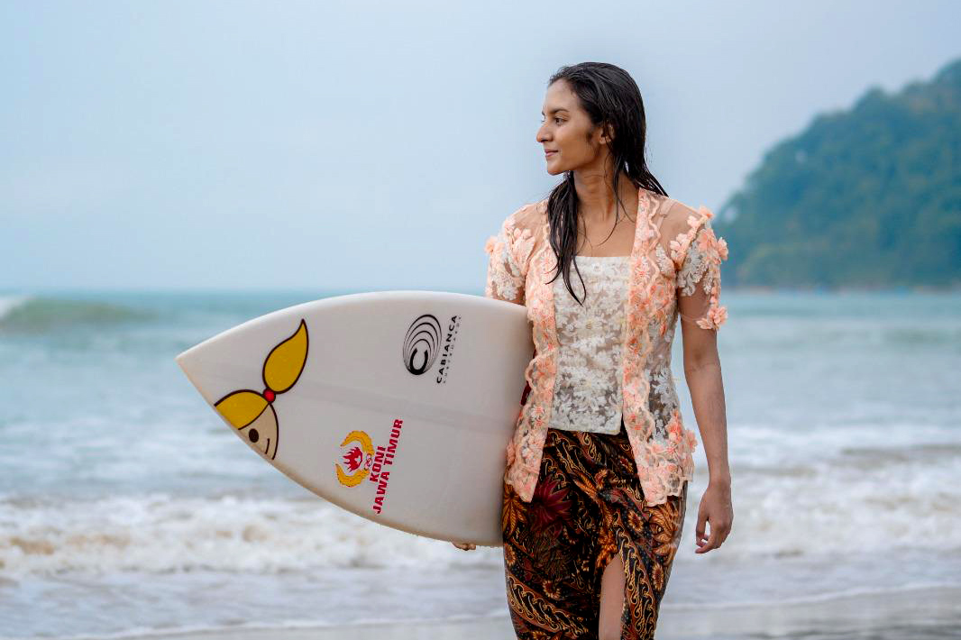 CINTA BUDAYA: Salini bersama dengan para surfer girl lain mengenakan kebaya saat mengikuti event Pacitan Surfing Contest di Pantai Teleng Ria, Minggu 20 April 2025.&nbsp;