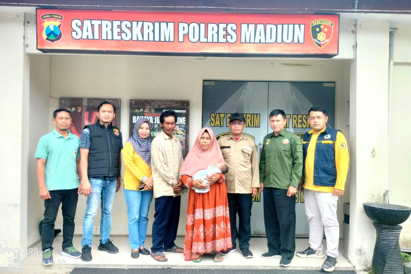 DITERIMA KELUARGA: Bayi ZAR diserahkan kepada orang tua ENN oleh Polres Madiun dan Dinsos Kabupaten Madiun disaksikan Dinsos Kabupaten Cilacap, Sabtu 19 April 2025.