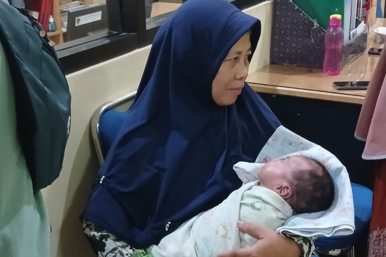 Orang tua pelaku pembuangan bayi merawat cucunya yang sempat ditelantarkan.