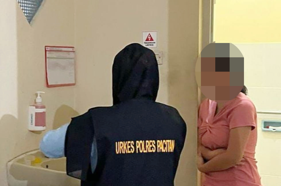 Korban pemerkosaan oknum polisi, PW saat menjalani pemeriksaan Urkes Polres Pacitan. FOTO: DOK RADAR PACITAN