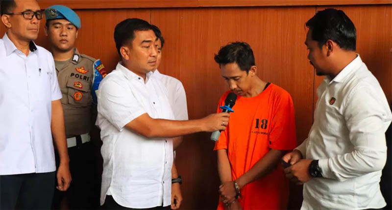 Polres Metro Jakpus menunjukkan oknum dokter PPDS yang kedapatan merekam mahasiswi mandi menggunakan handphone miliknya.