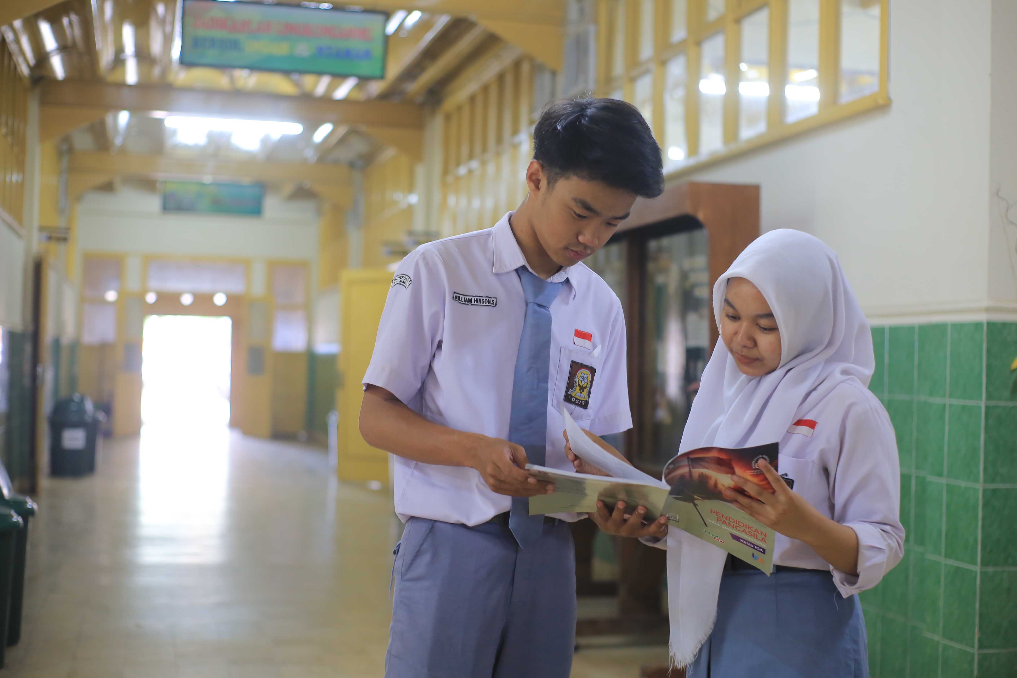 Ilustrasi siswa SMA belajar mandiri di sekolah.
