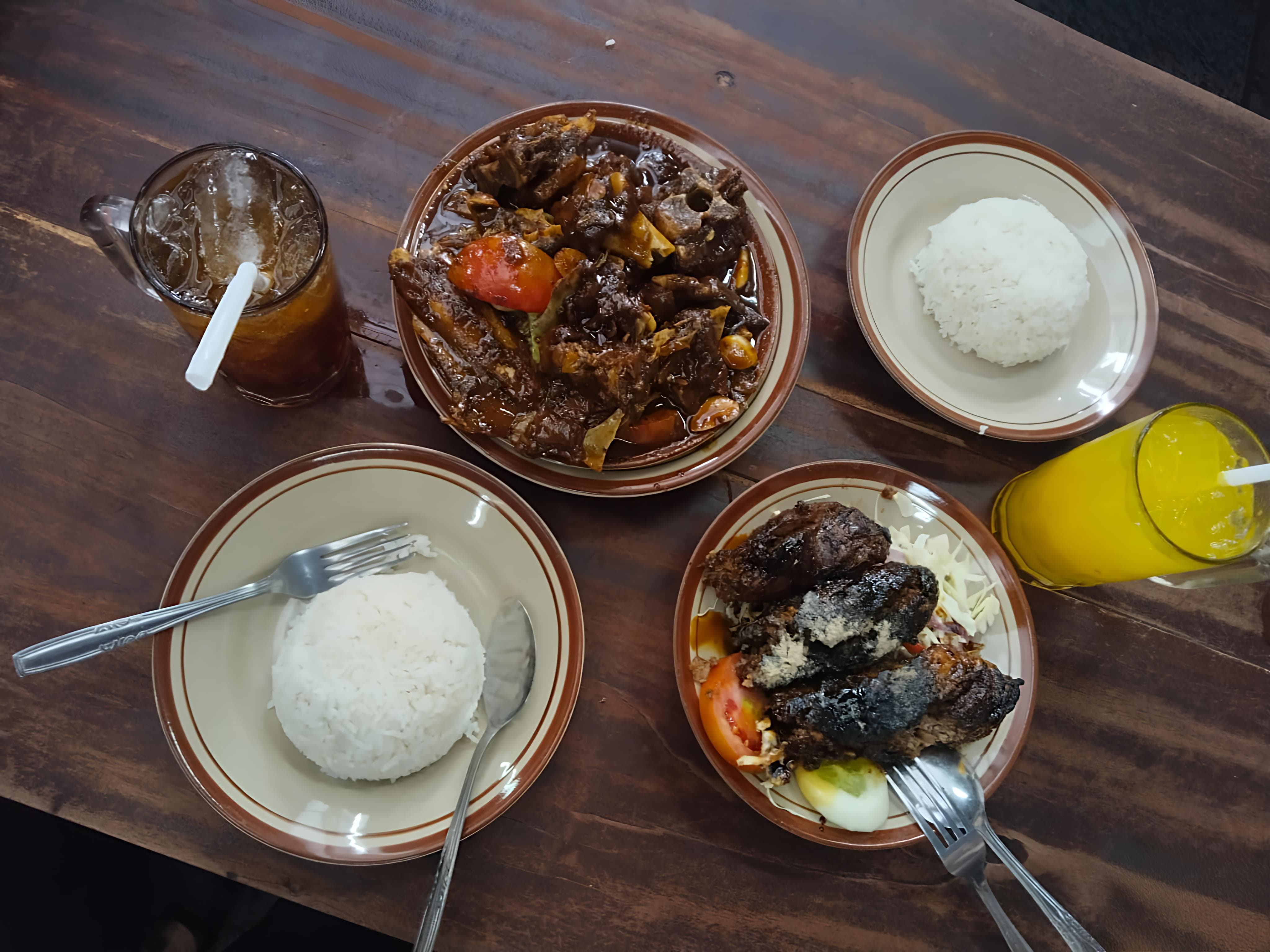 Sate buntel Pak Manto juga lezat.