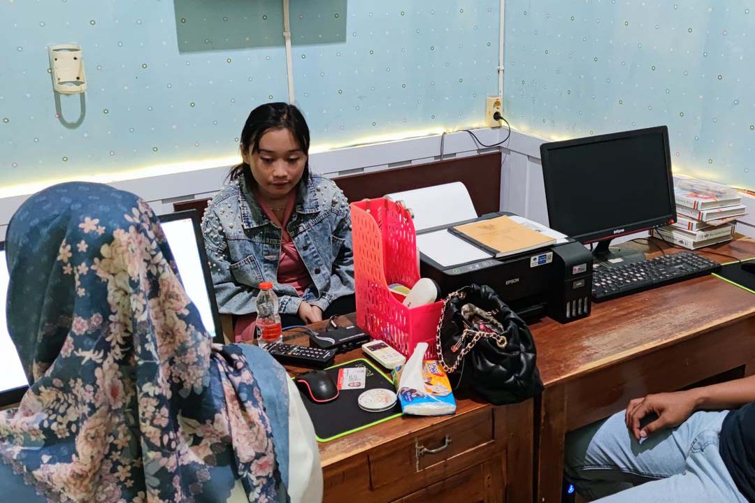 DISIDIK: PW saat menjalani pemeriksaan oleh penyidik UPPA Satreskrim Polres Pacitan dengan perkara dugaan kasus prostitusi online pada Februari lalu.