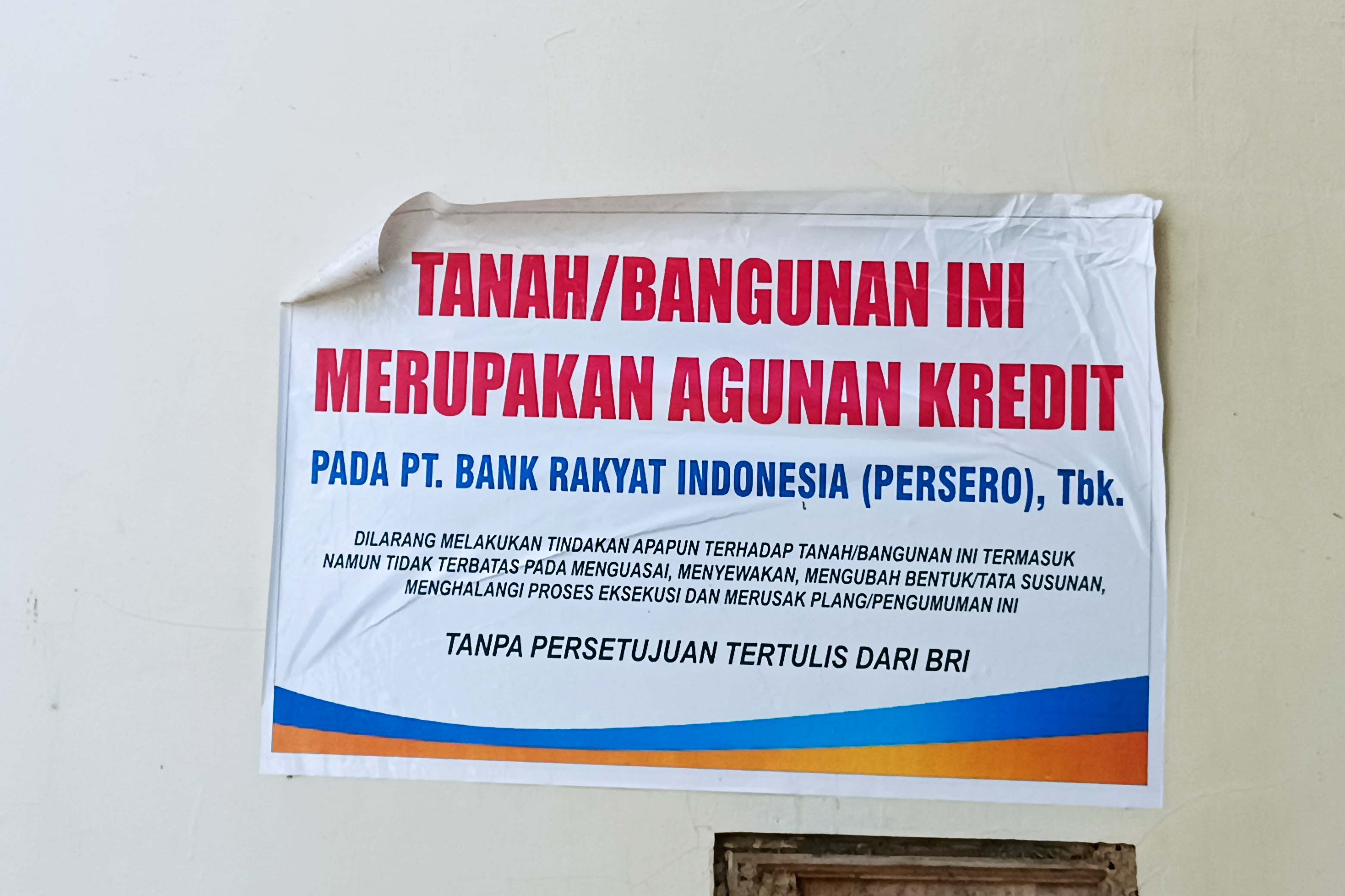 DISITA: Rumah warga Pacitan disita bank. Padahal ia korban kredit fiktif yang diajukan orang lain dan disetujui bank tersebut.