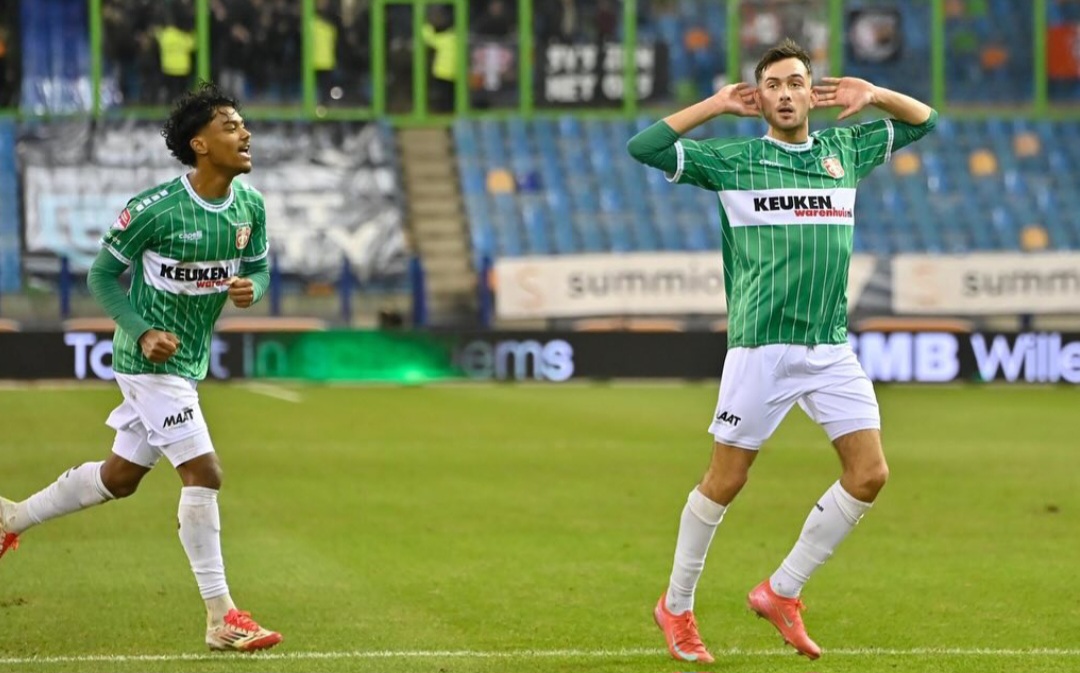 Dean Zandbergen melakukan selebrasi dengan dua tangan di telinga.