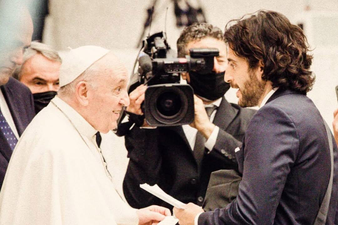 Jonathan Roumie, pemeran Yesus di film The Chosen, bersama Paus Fransiskus.