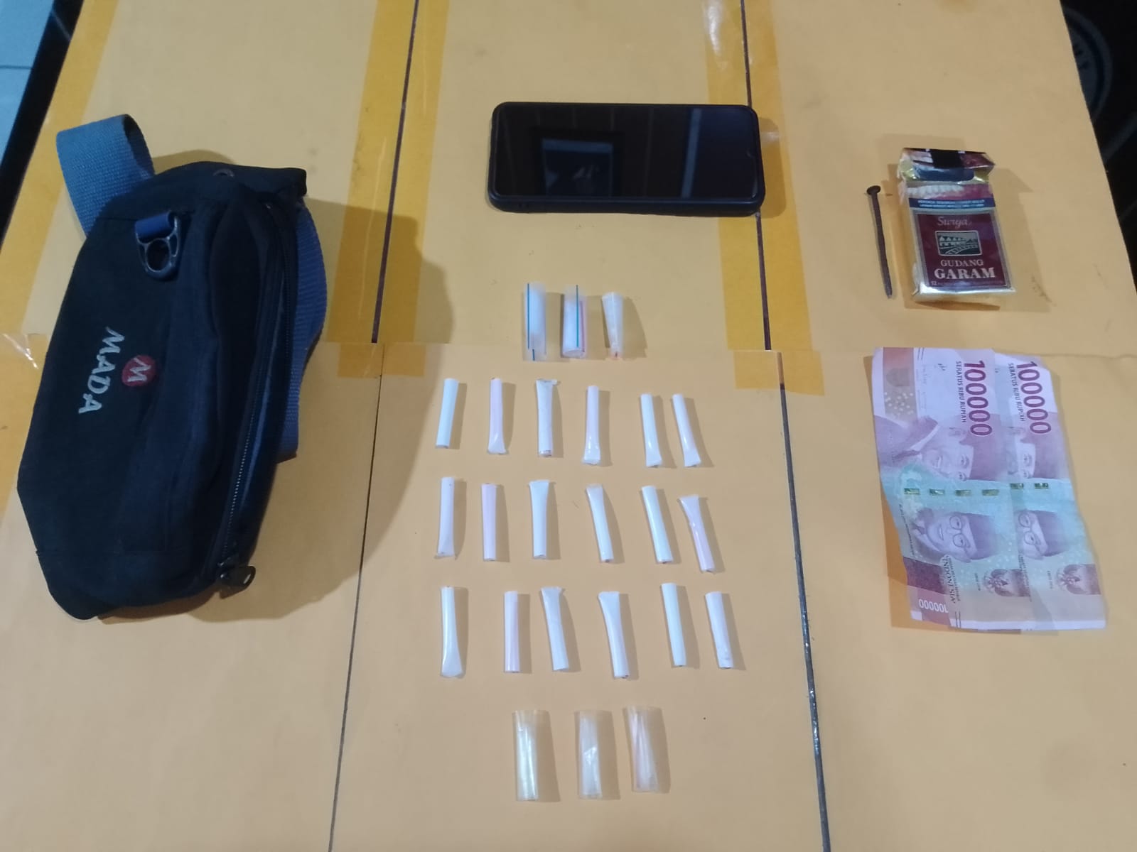 Barang bukti paket sabu-sabu yang diamankan dari tangan pemuda di Ngawi. FOTO: SATRESKOBA POLRES NGAWI