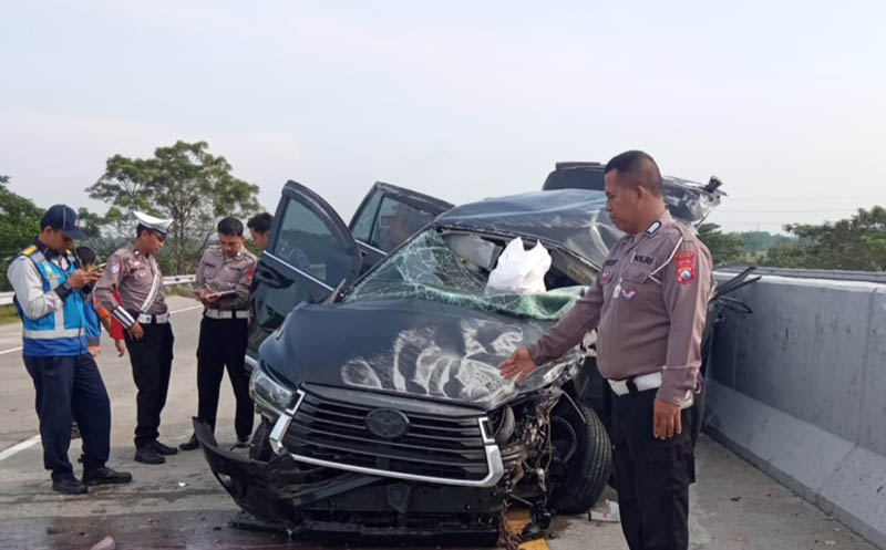 LAKA LANTAS: Mobil rombongan dari Ponpes Lirboyo, Kediri, mengalami kecelakaan di kilometer 587 Tol Solo-Ngawi masuk Desa Kasreman, Geneng, Minggu 20 April 2025.