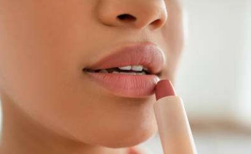 Lipstik matte Rp 10 ribu yang aman di bibir.