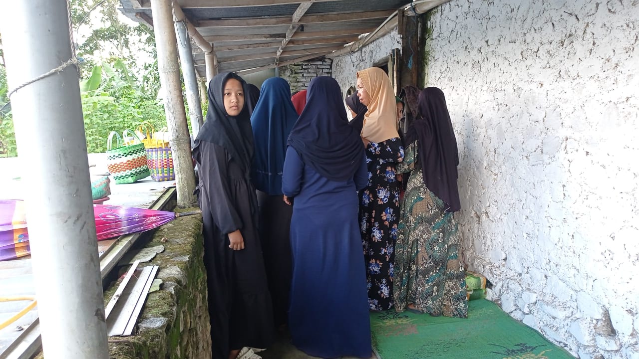 Pelayat memadati rumah duka Mbok Yem yang meninggal pada Rabu 23 April 2025.