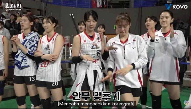 Jeon Da bin dan Kang So hwi memeragakan koreagrafi saat lgu Megawati Hangestri di Red Sparks diputar saat laga Korsel Vs Thailand, Sabtu 19 April 2025.