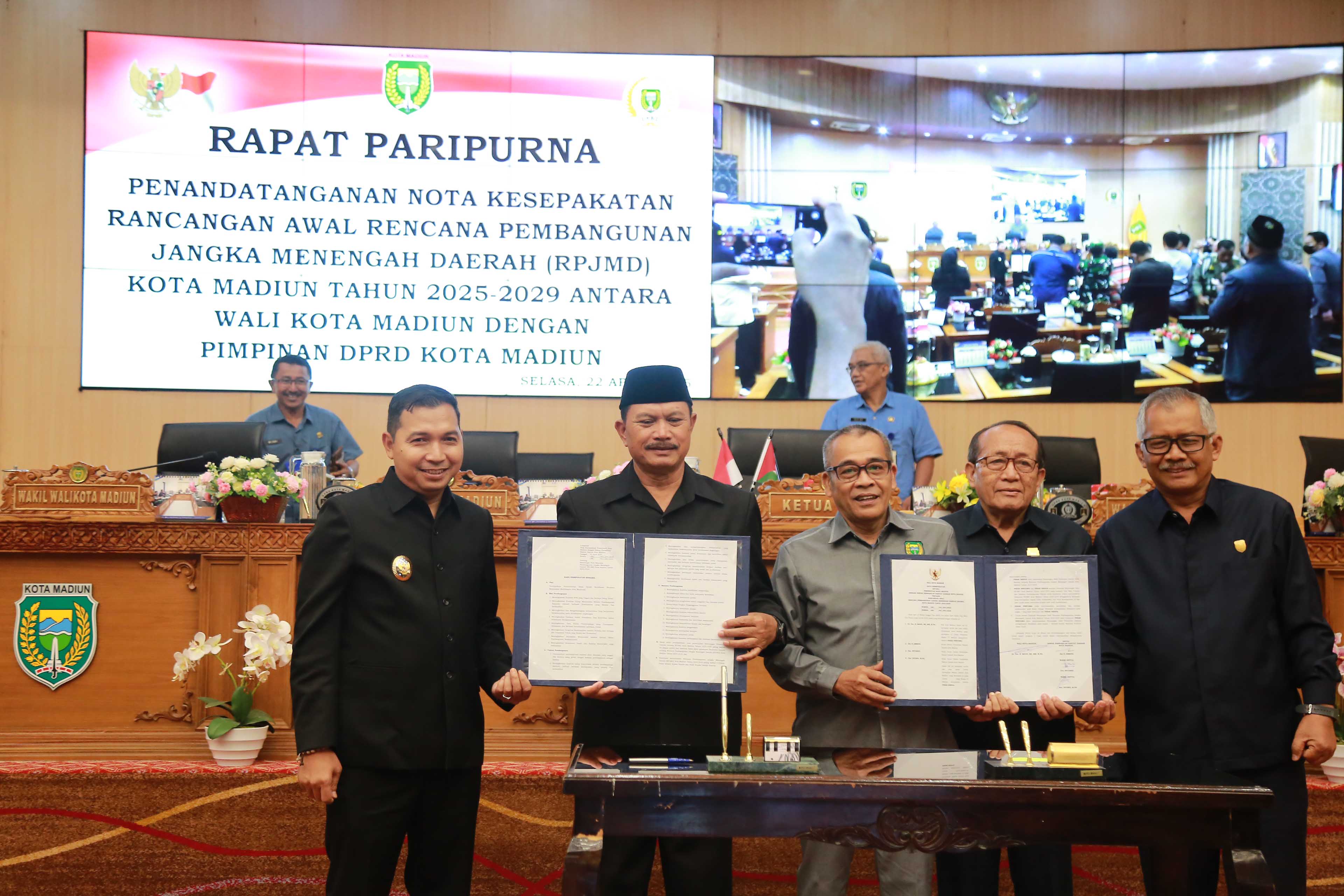 RANWAL: Wali Kota Maidi bersama dengan pimpinan DPRD menyepakati dokumen RPJMD Kota Madiun tahun 2025&ndash;2029, Selasa 22 April 2025.