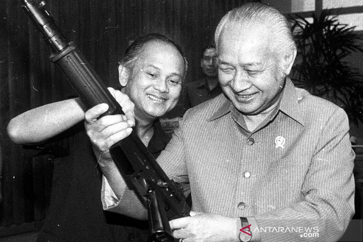 BJ Habibie dan Soeharto, dua mantan Presiden Indonesia.