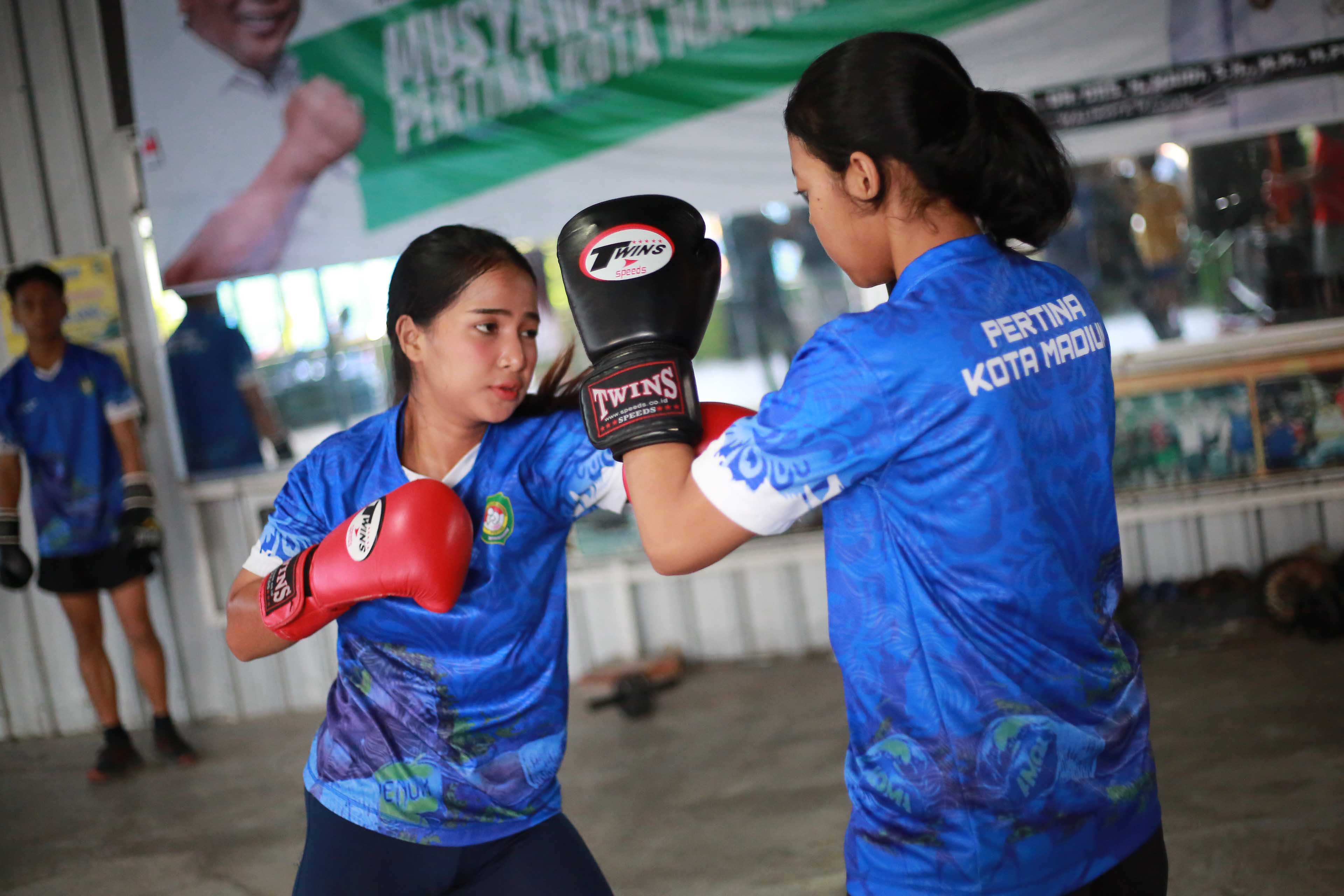 KASIH PUKULAN: Beberapa atlet tinju Kota Madiun serius berlatih.&nbsp;