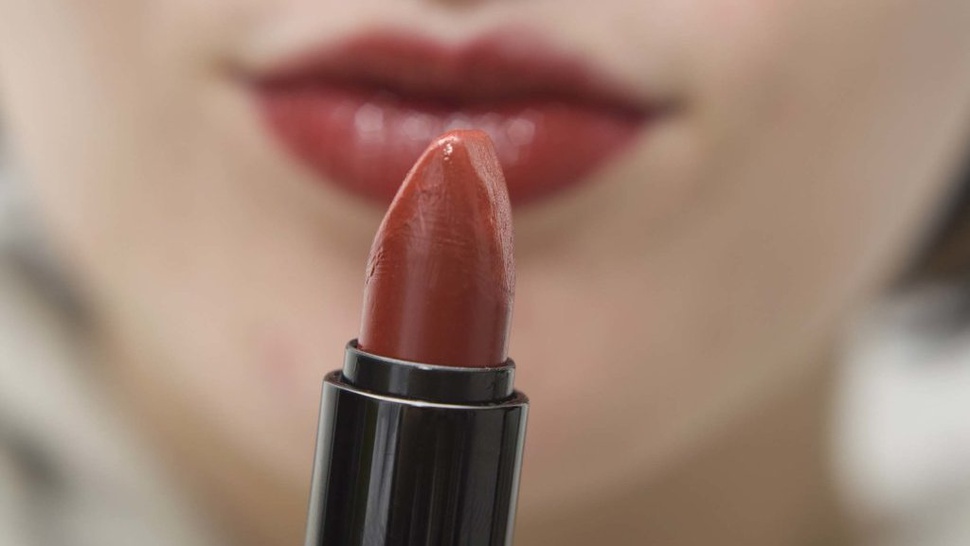Ilustrasi rekomendasi lipstik matte untuk bibir hitam.