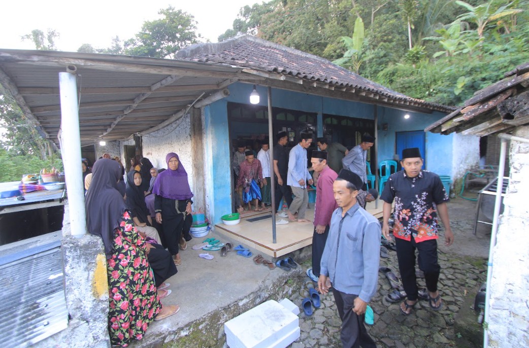 Suasana rumah duka Mbok Yem di Poncol, Magetan, tampak ramai pelayat.