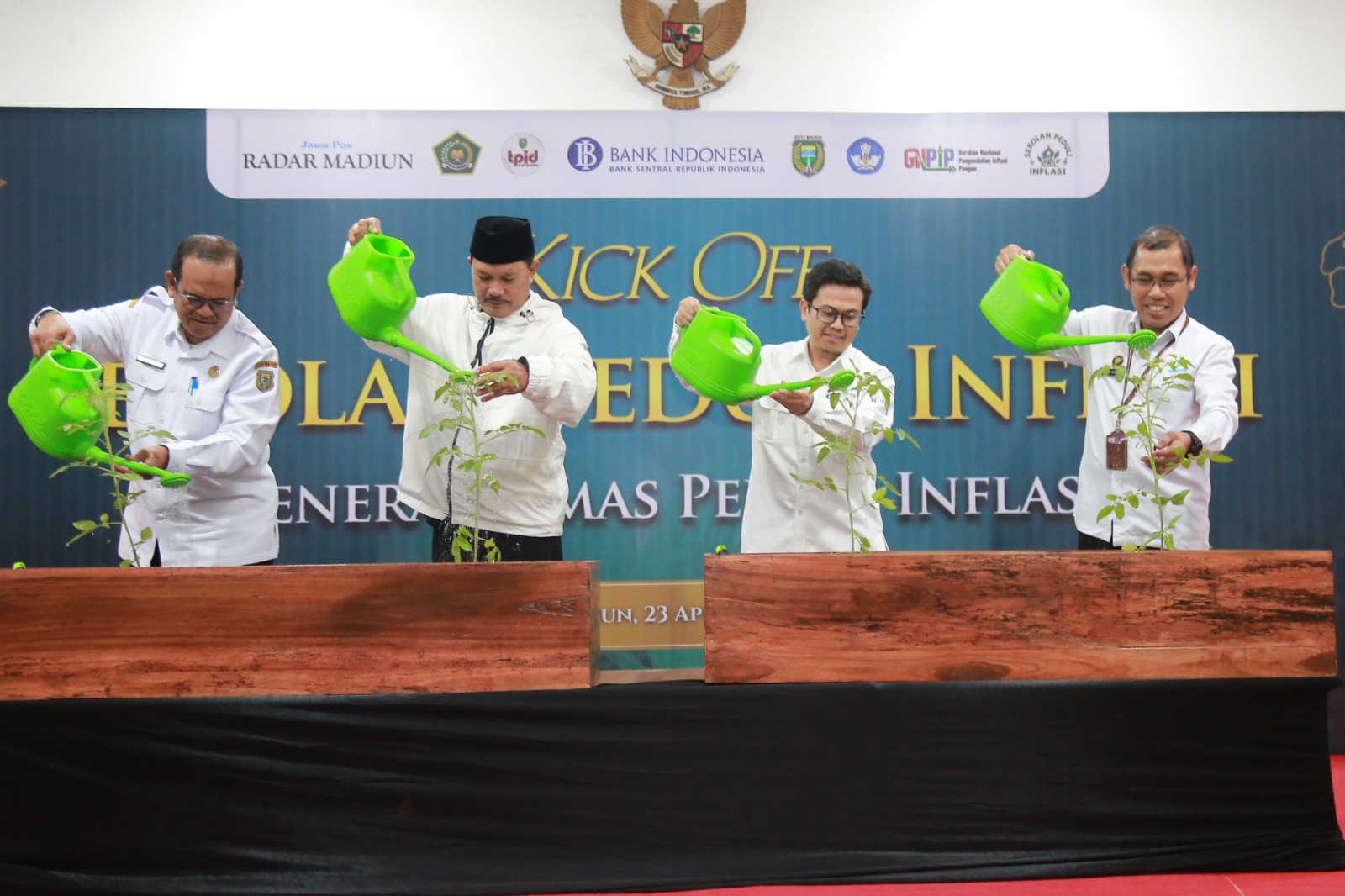 Kick off program Sekolah Peduli Inflasi atau SPI di Kota Madiun resmi diluncurkan. Program ini melibatkan 28 SMP dan MTs untuk membudidayakan tanaman cabai serta tomat. FOTO: BAGAS/RADAR MADIUN