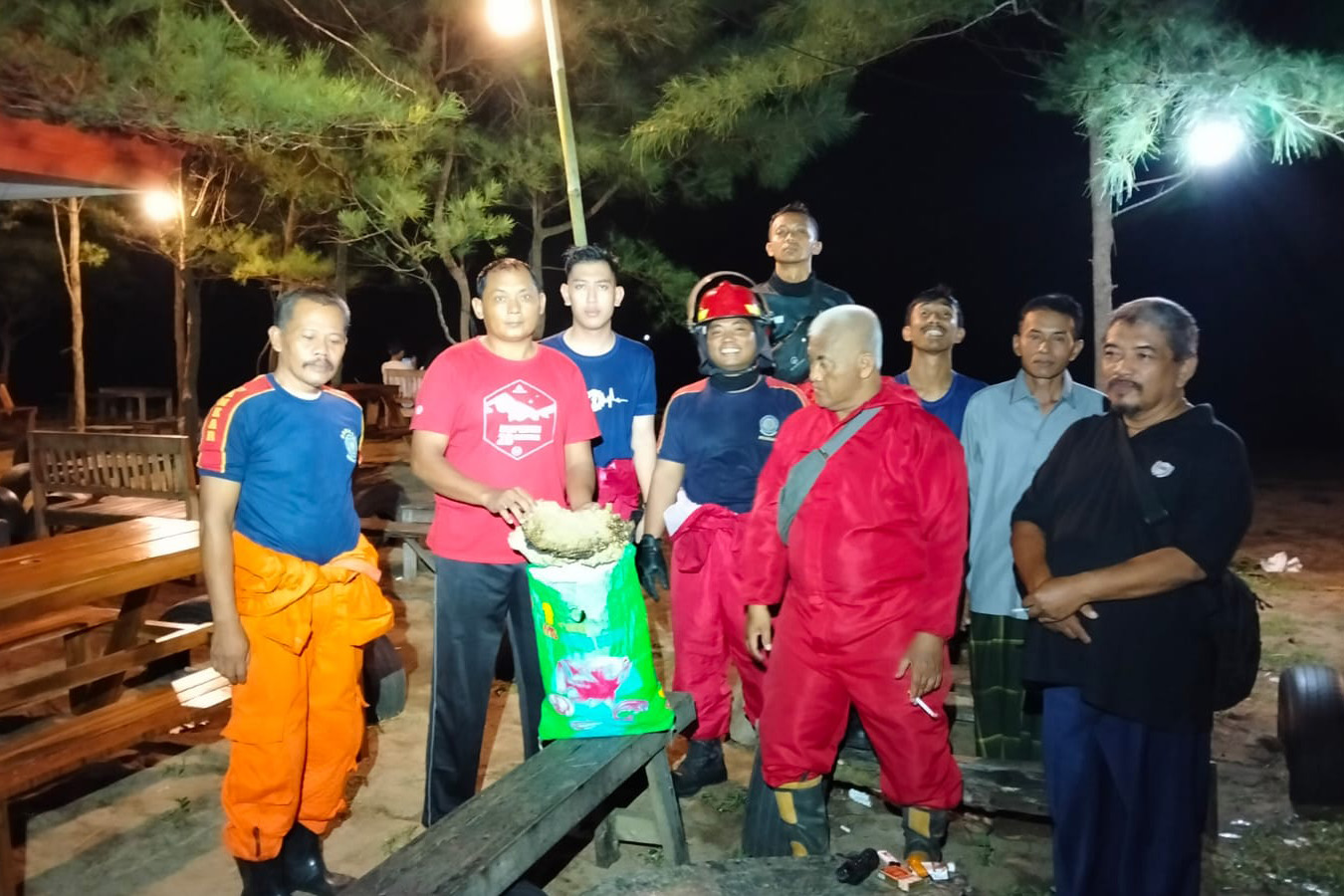 BERBAHAYA: Petugas Damkar Pacitan mengevakuasi sarang tawon Vespa yang ada di kawasan objek wisata Pantai Pancer Door.