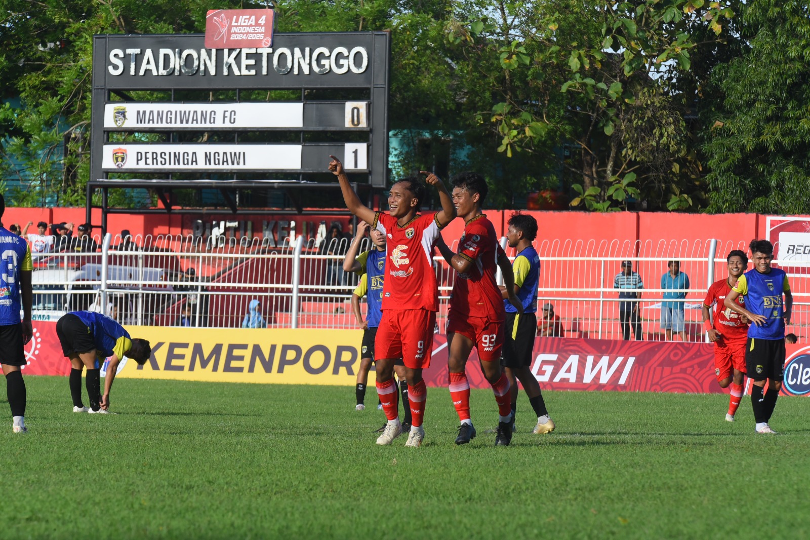Para pemain Persinga Ngawi saat merayakan gol mereka ke gawang Mangiwang FC di lanjutan Liga 4 Nasional, kemarin (24/4). FOTO: OFISIAL PERSINGA
