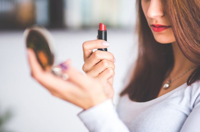 Ilustrasi rekomendasi lipstik matte terbaik untuk ibu-ibu.