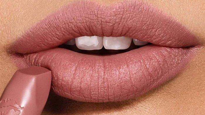 Ilustrasi rekomendasi lipstik matte untuk bibir cerah.